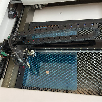 실내 작업 환경 스크린 보호기 레이저 절단기 AC220V/50Hz 전압 1000*800*800mm 크기