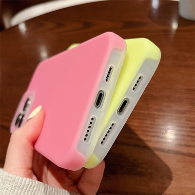 직업적인 Iphone 15를 위한 연약한 극세사 안대기를 가진 피부 친절한 묵 액체 휴대폰 실리콘 상자