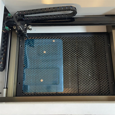 모든 모델과 모양을 지원하며 템플릿 데이터의 쉬운 수정 및 추가가 가능한 스크린 보호기 레이저 커팅 머신