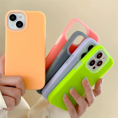 직업적인 Iphone 15를 위한 연약한 극세사 안대기를 가진 피부 친절한 묵 액체 휴대폰 실리콘 상자